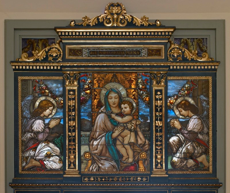Vetrata cpn Madonna col Bambino e angeli
